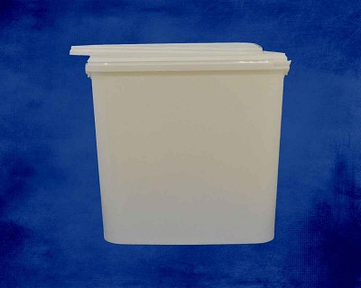 11 Litre white oblong bucket inc. Lid